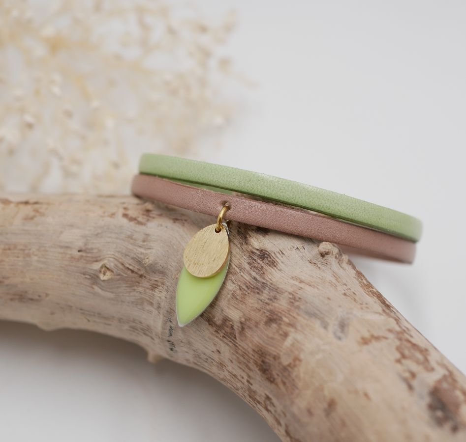 Set med örhängen och läderarmband med mandelgröna paljetter