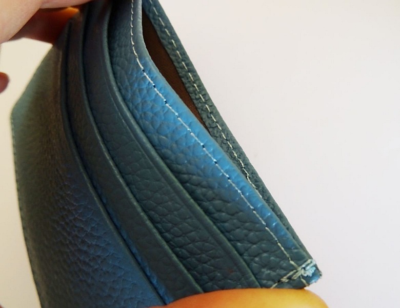 Ljusbl&aring; korth&aring;llare i l&auml;der