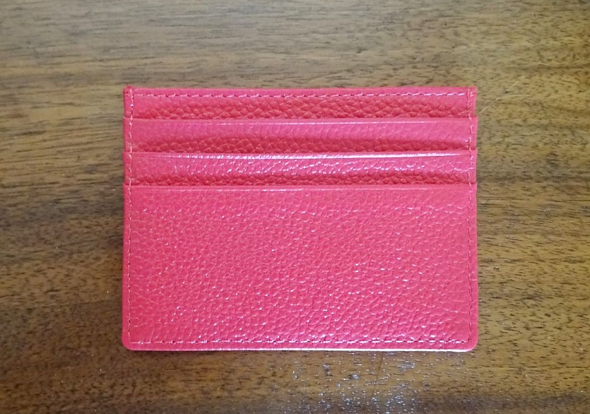 Porte-cartes minimaliste en cuir grainé fuchsia.