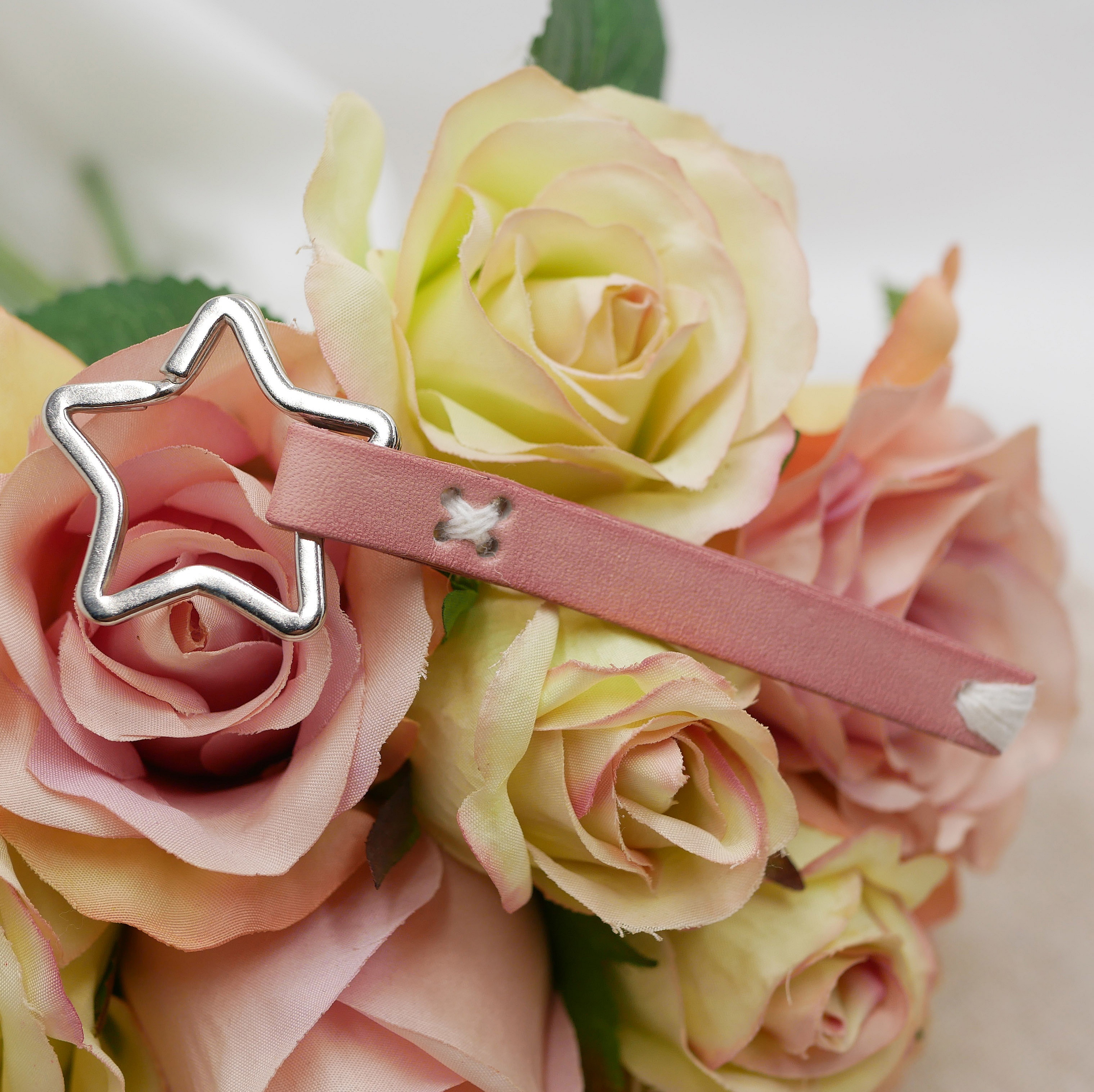 Anpassningsbar nyckelring i handsytt l&auml;der