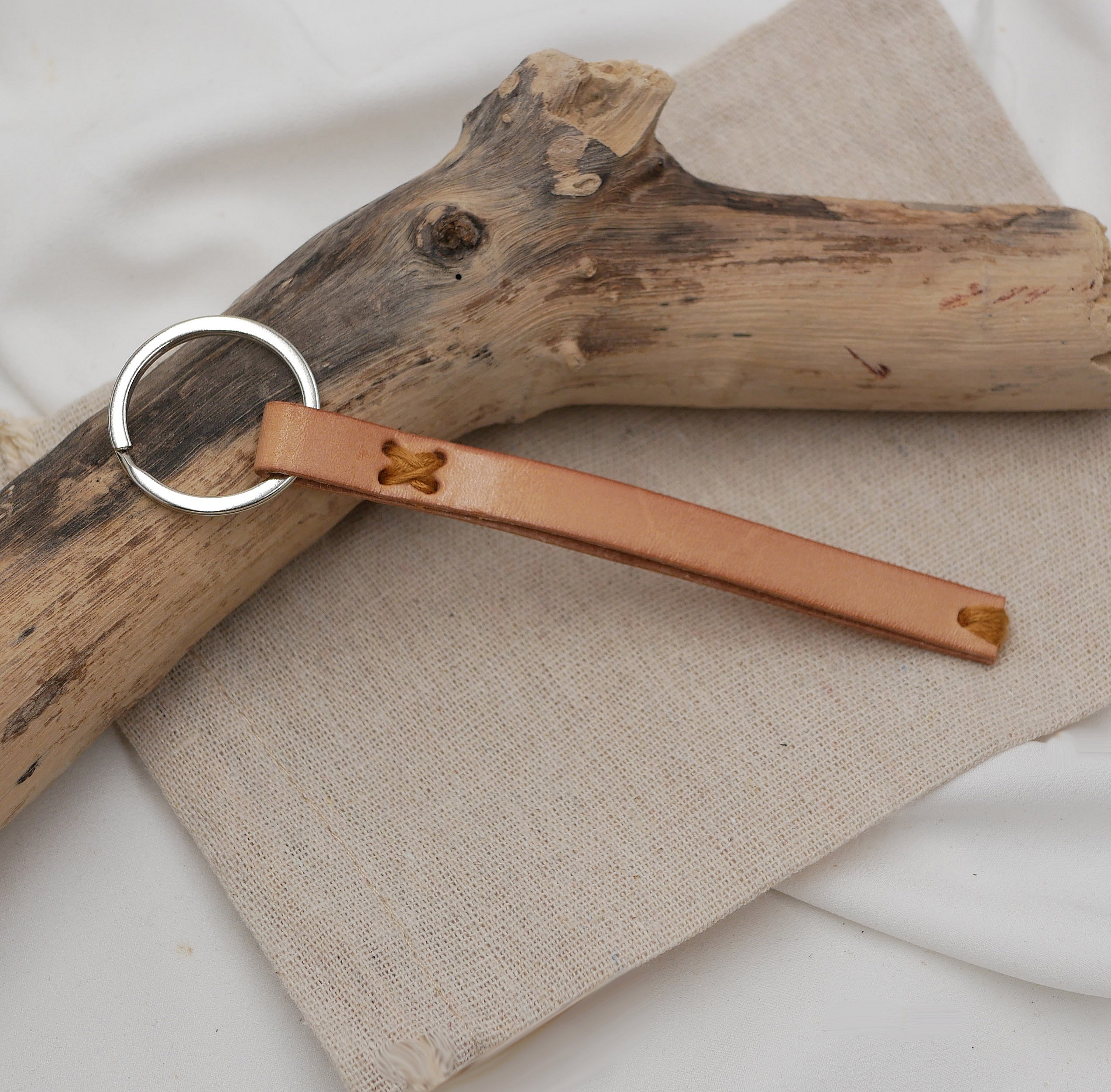 Anpassningsbar nyckelring i handsytt l&auml;der