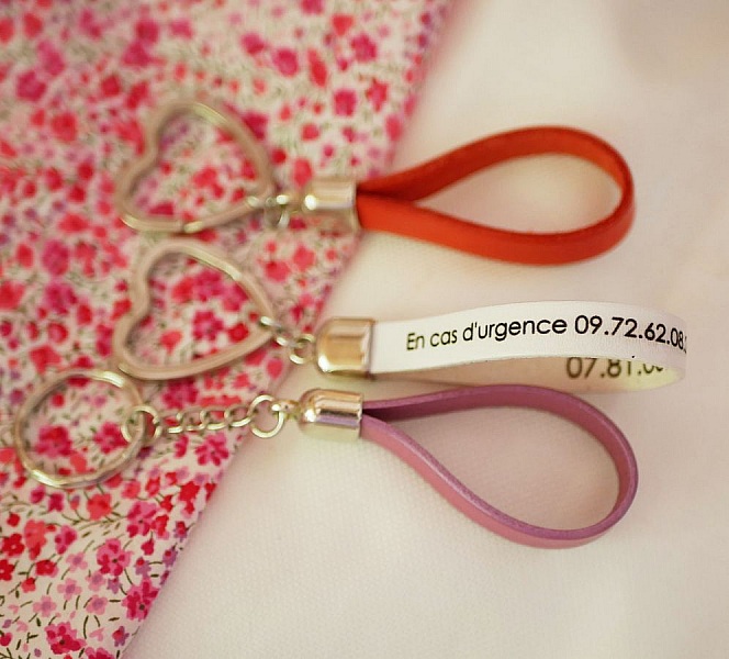 Porte-clés en cuir personnalisables avec anneau en forme cœur.