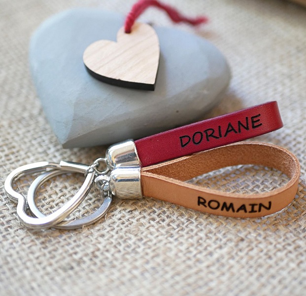 Porte-clés en cuir personnalisés avec prénoms gravés.