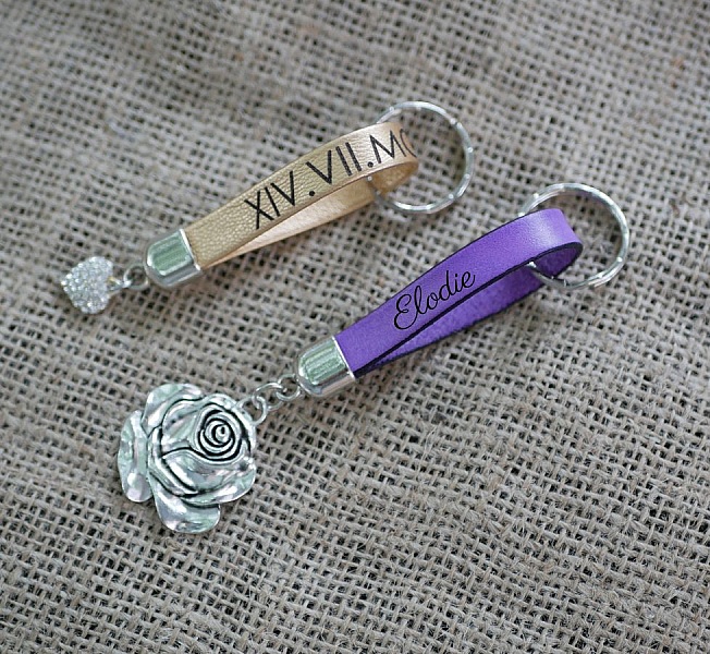 Porte-clés en cuir personnalisés avec breloques sur fond toile.