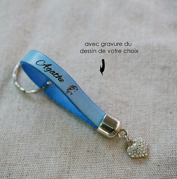 Porte-clés en cuir bleu personnalisable avec gravure et breloque cœur.