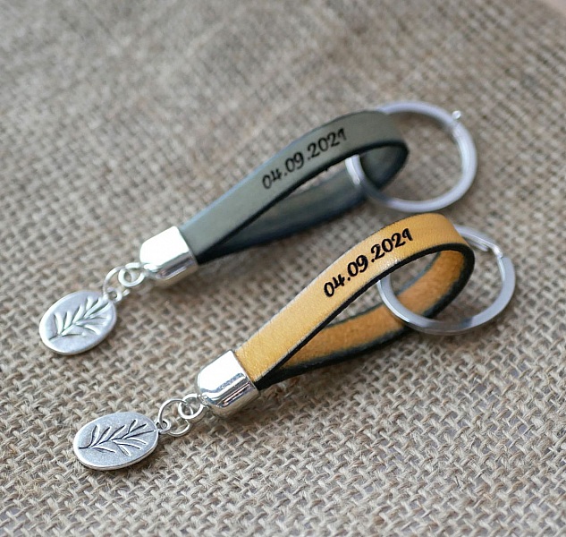 Porte-clés en cuir personnalisés avec date gravée et breloque.