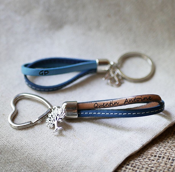 Porte-clefs double cuir personnalisés avec gravure et pendentifs.