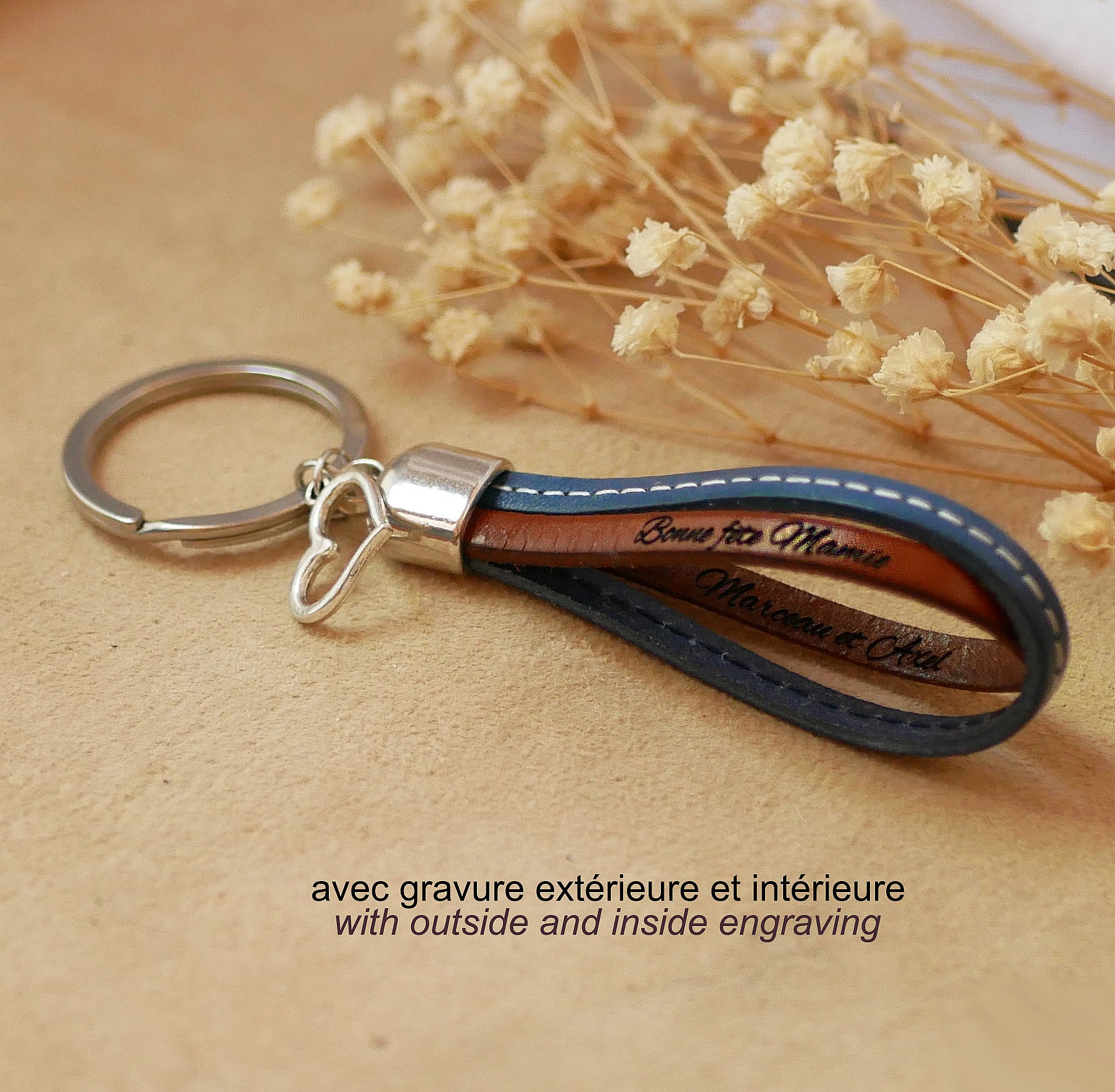 Porte-clefs double cuir personnalisé avec gravure et pendentif cœur.