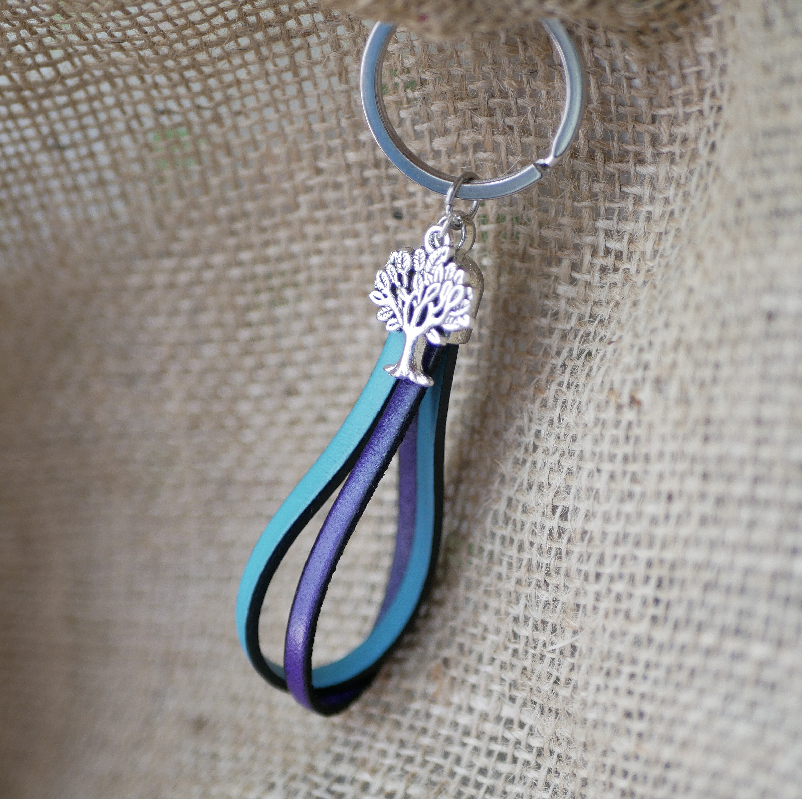 Porte-clefs double cuir personnalisable avec pendentif arbre de vie.