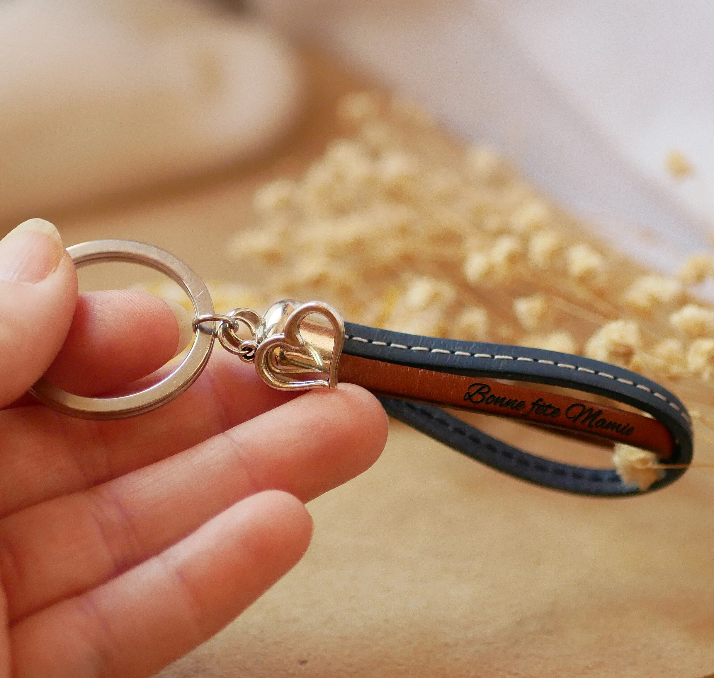 Porte-clefs double cuir personnalisé avec pendentif cœur gravé.