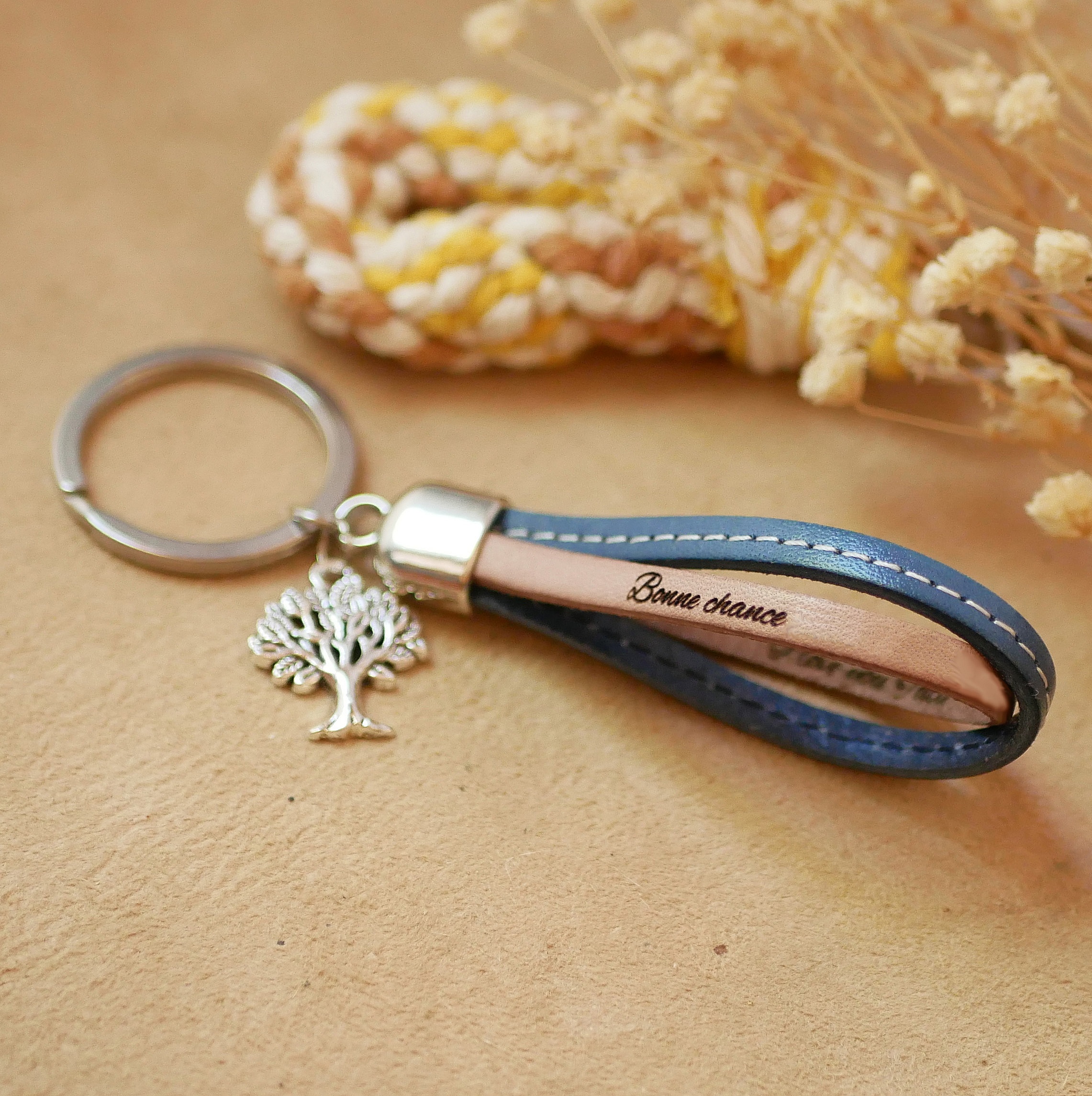 Porte-clefs double cuir gravé avec pendentif arbre de vie.