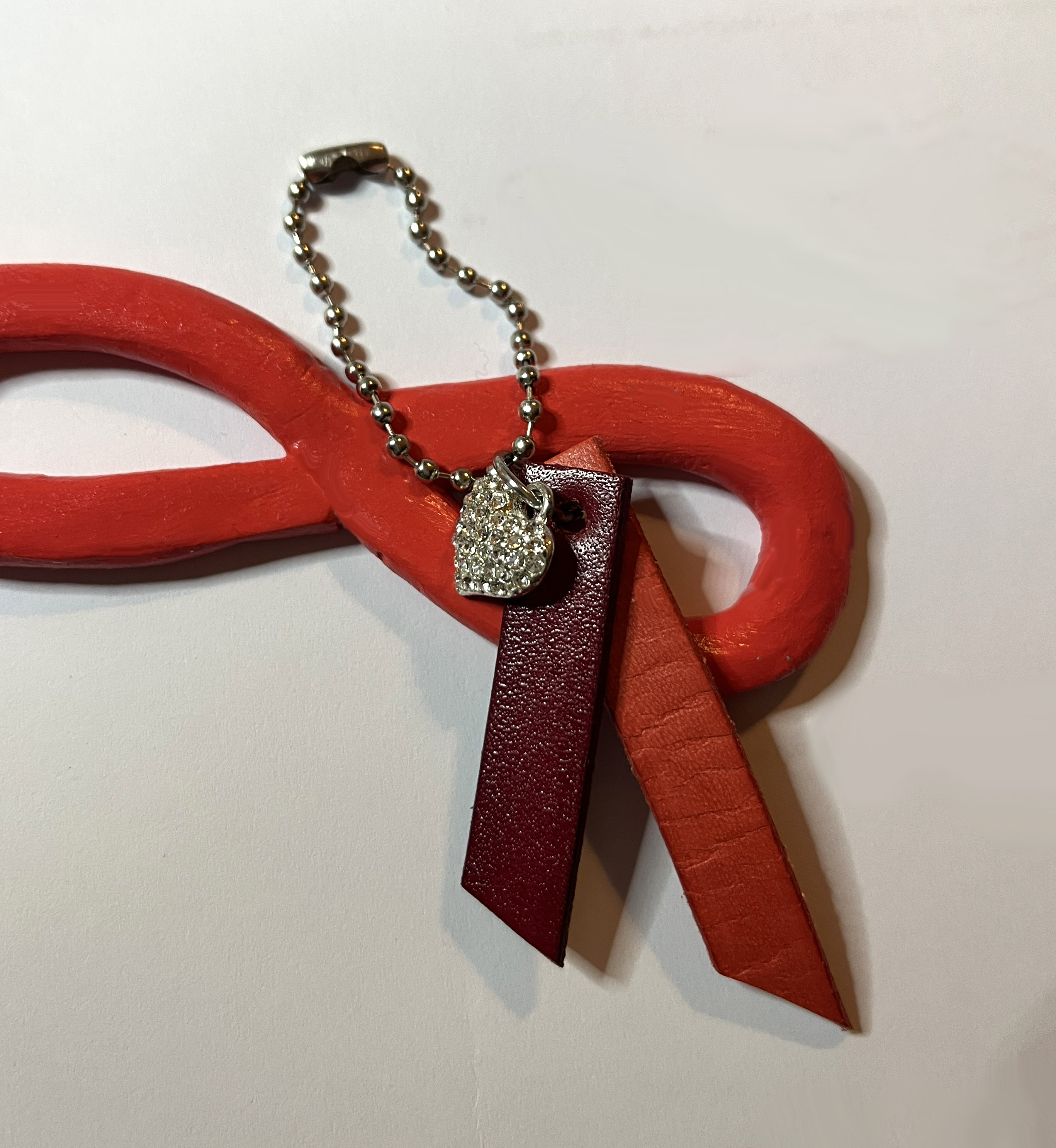 Porte-clefs duo de cuirs et charme personnalisable par gravure