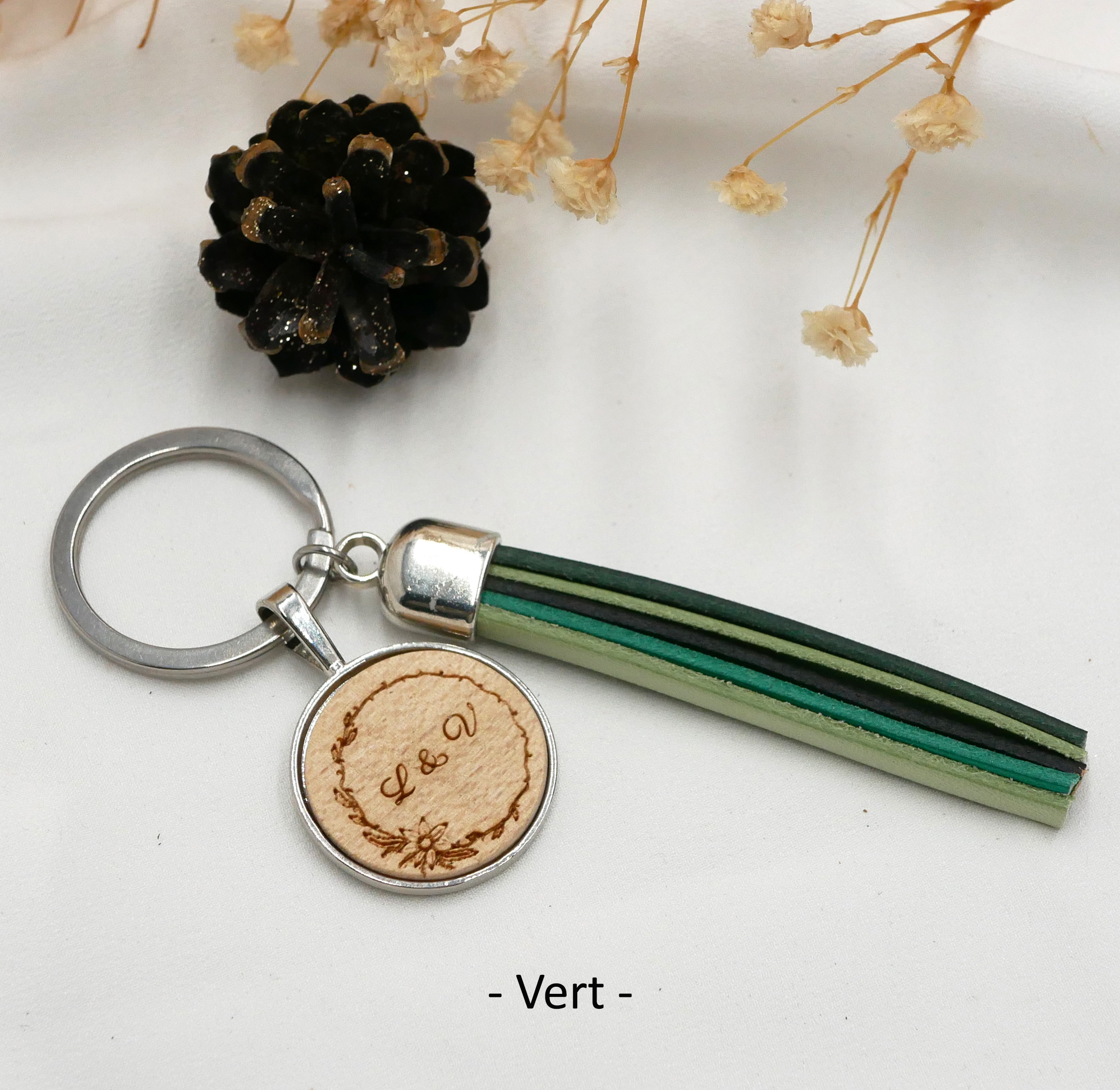 Specialtillverkad nyckelring i läder och trä med läderpompom och graverad cabochon