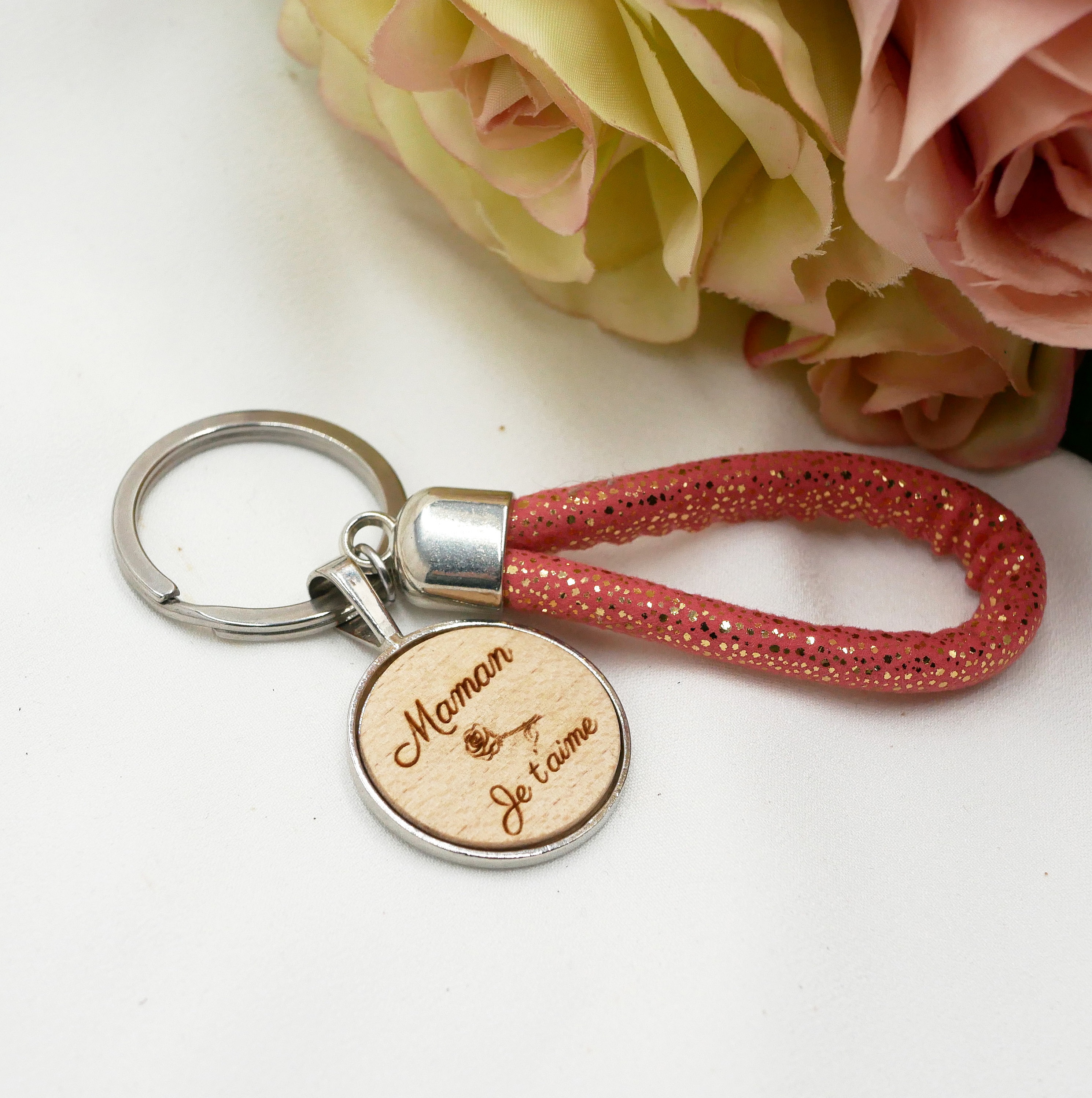 Nyckelring med graverad cabochon i tr&auml; och rep&ouml;gla i ett urval av f&auml;rger