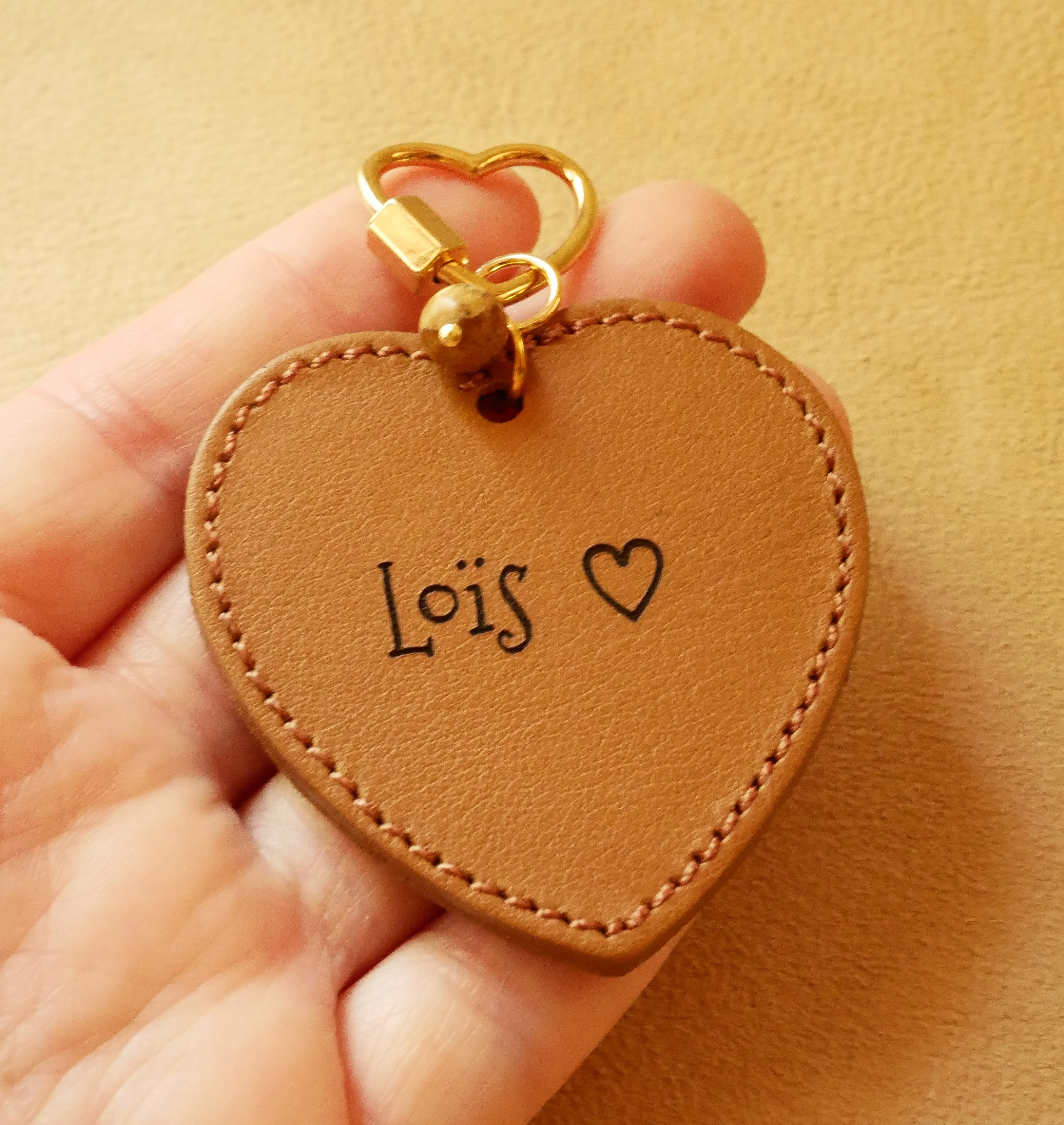 Nyckelring med stort l&auml;derhj&auml;rta att gravera och g&ouml;ra personligt