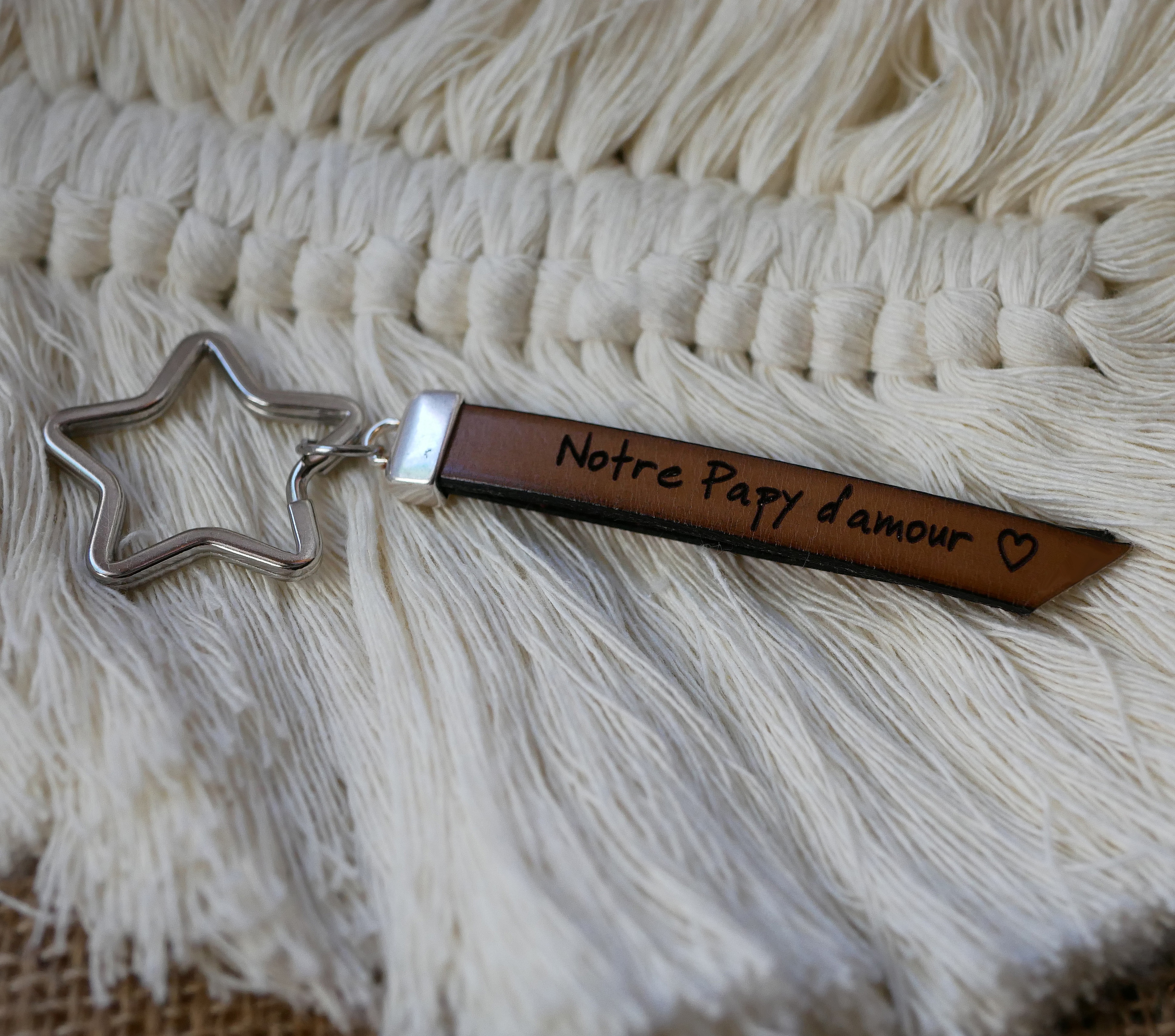 Porte-clés en cuir personnalisé avec anneau en forme d'étoile.