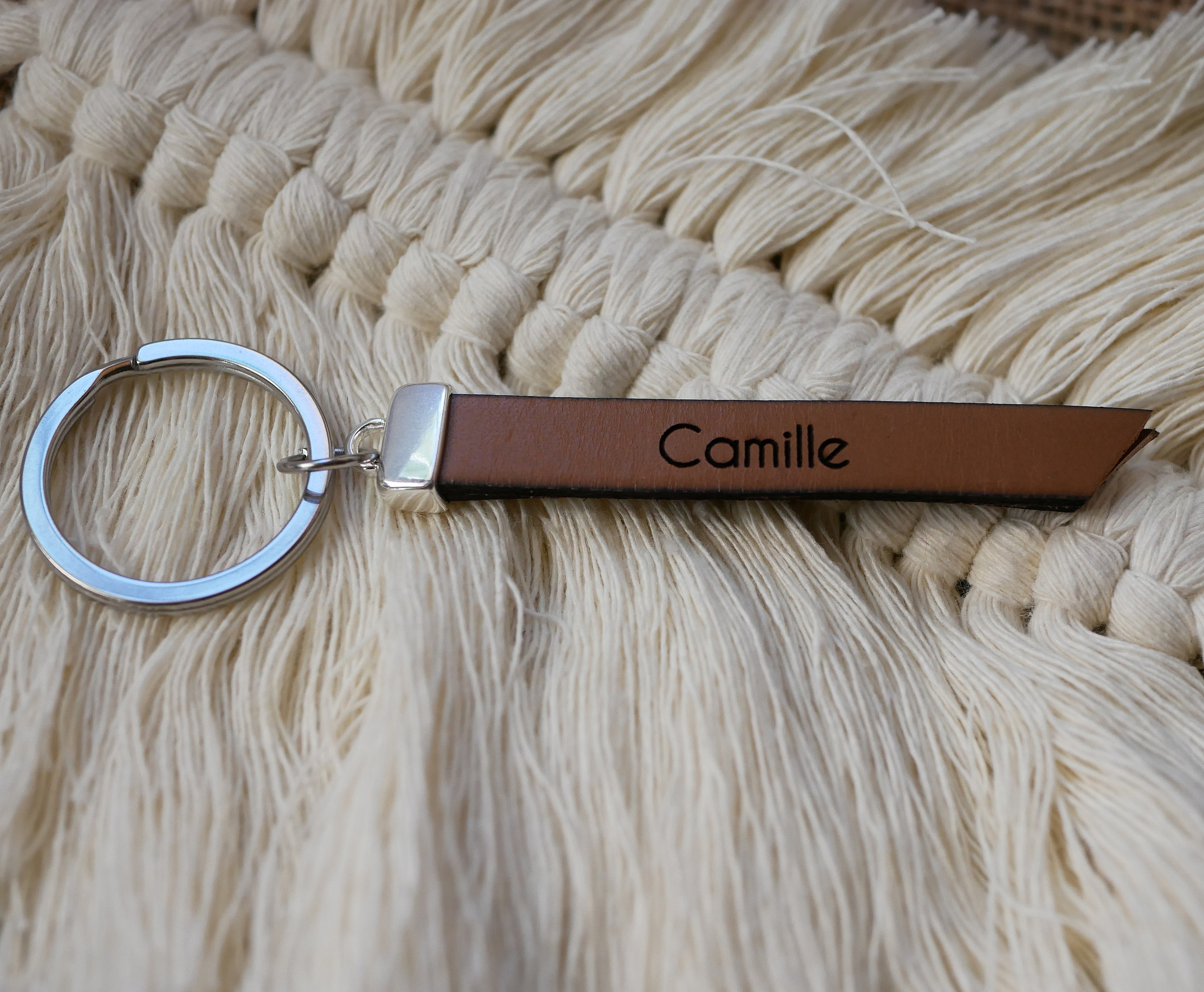 Porte-clés en cuir marron personnalisé avec le prénom Camille.