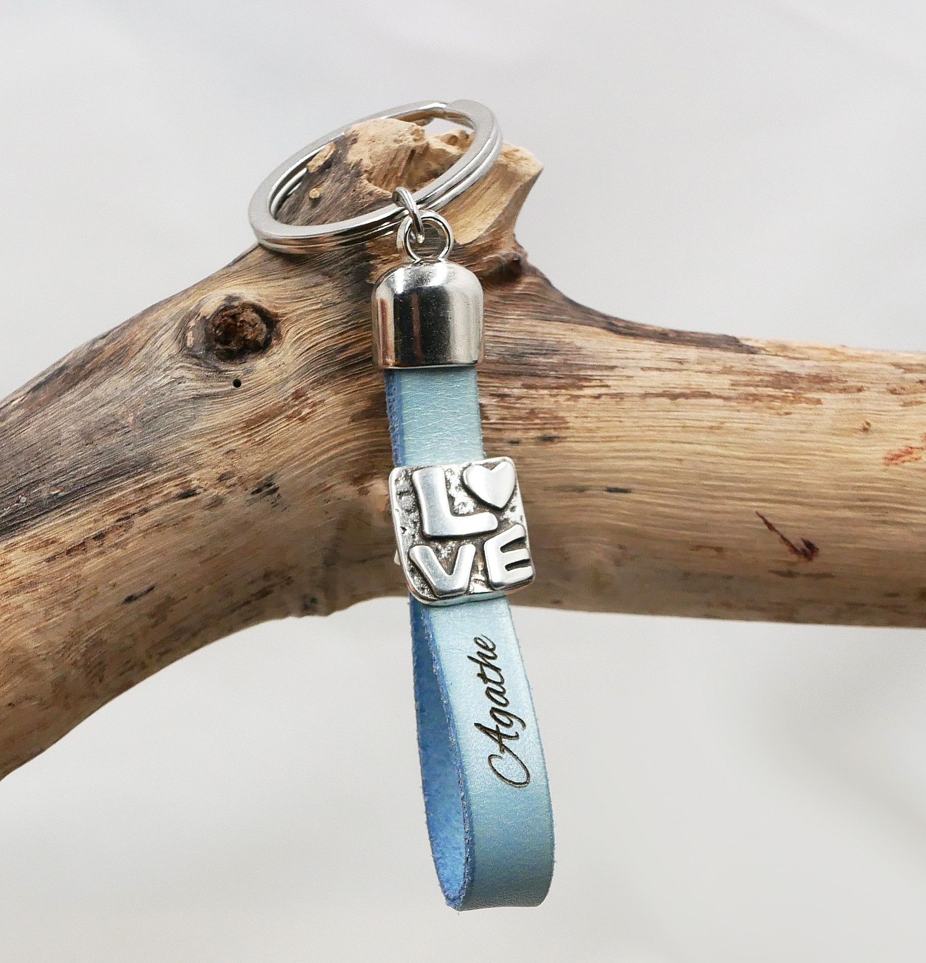 K&auml;rleksnyckelring i l&auml;der, kan anpassas med gravering p&aring; Alla hj&auml;rtans dag