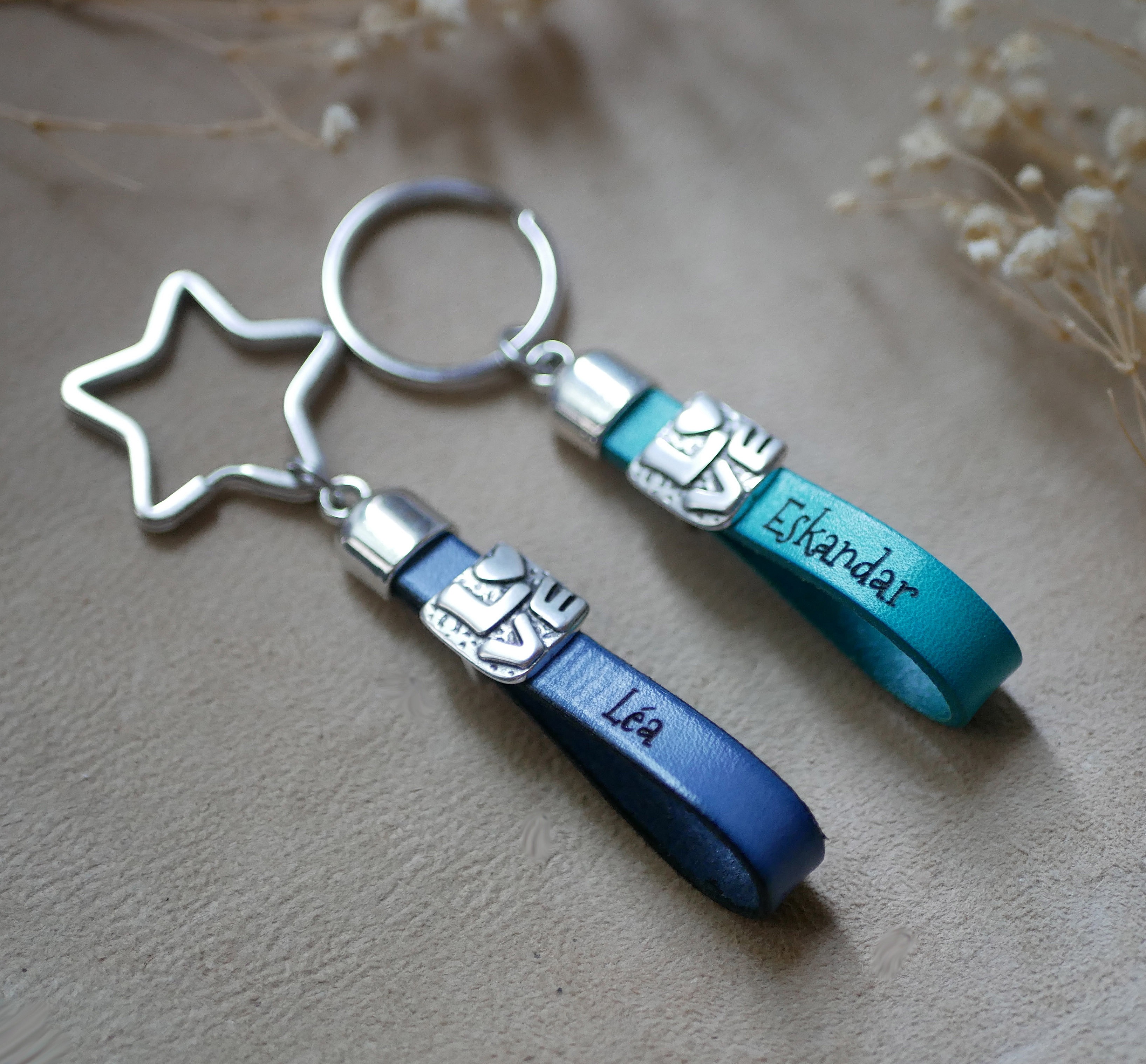 K&auml;rleksnyckelring i l&auml;der, kan anpassas med gravering p&aring; Alla hj&auml;rtans dag