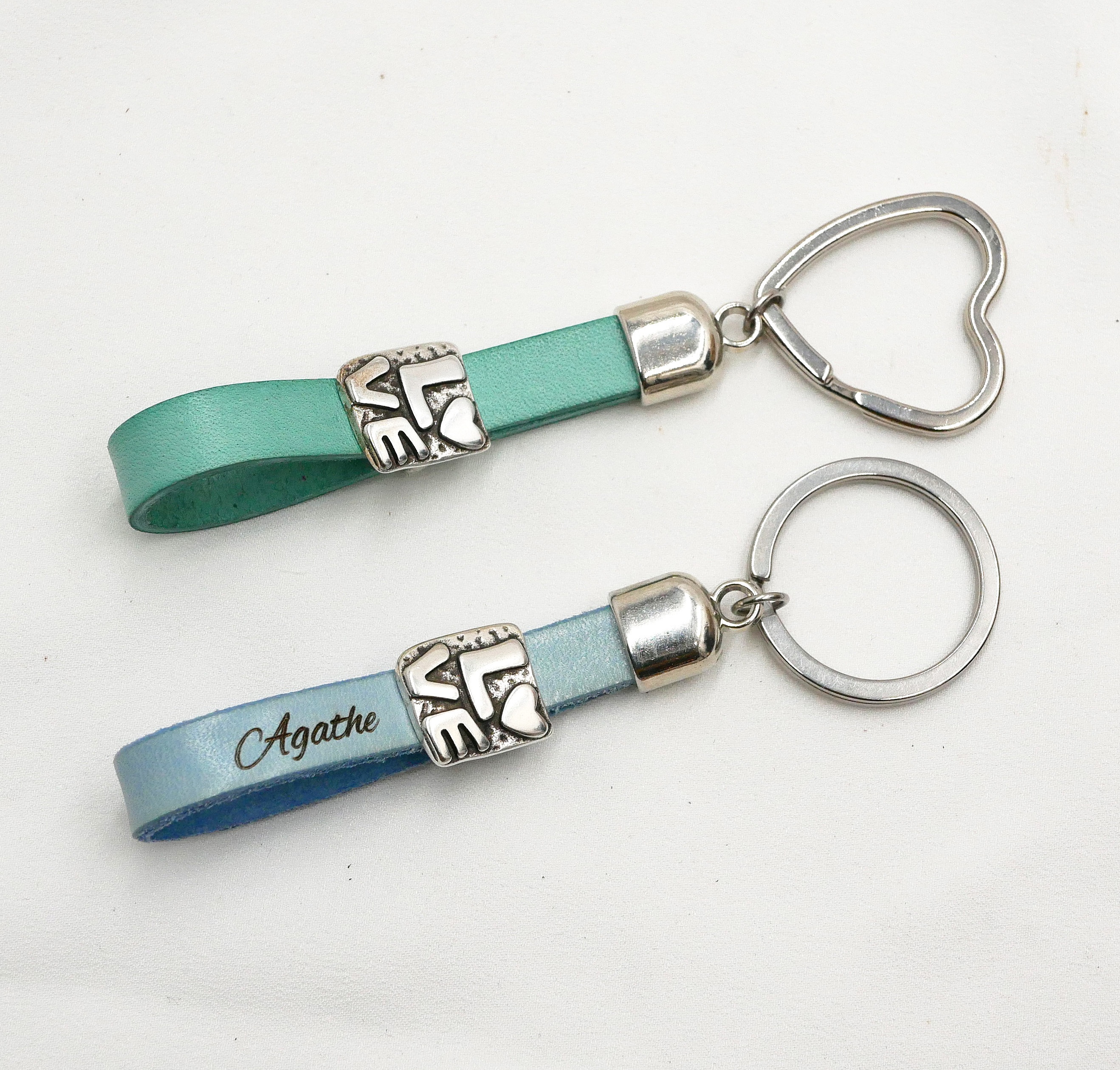 K&auml;rleksnyckelring i l&auml;der, kan anpassas med gravering p&aring; Alla hj&auml;rtans dag