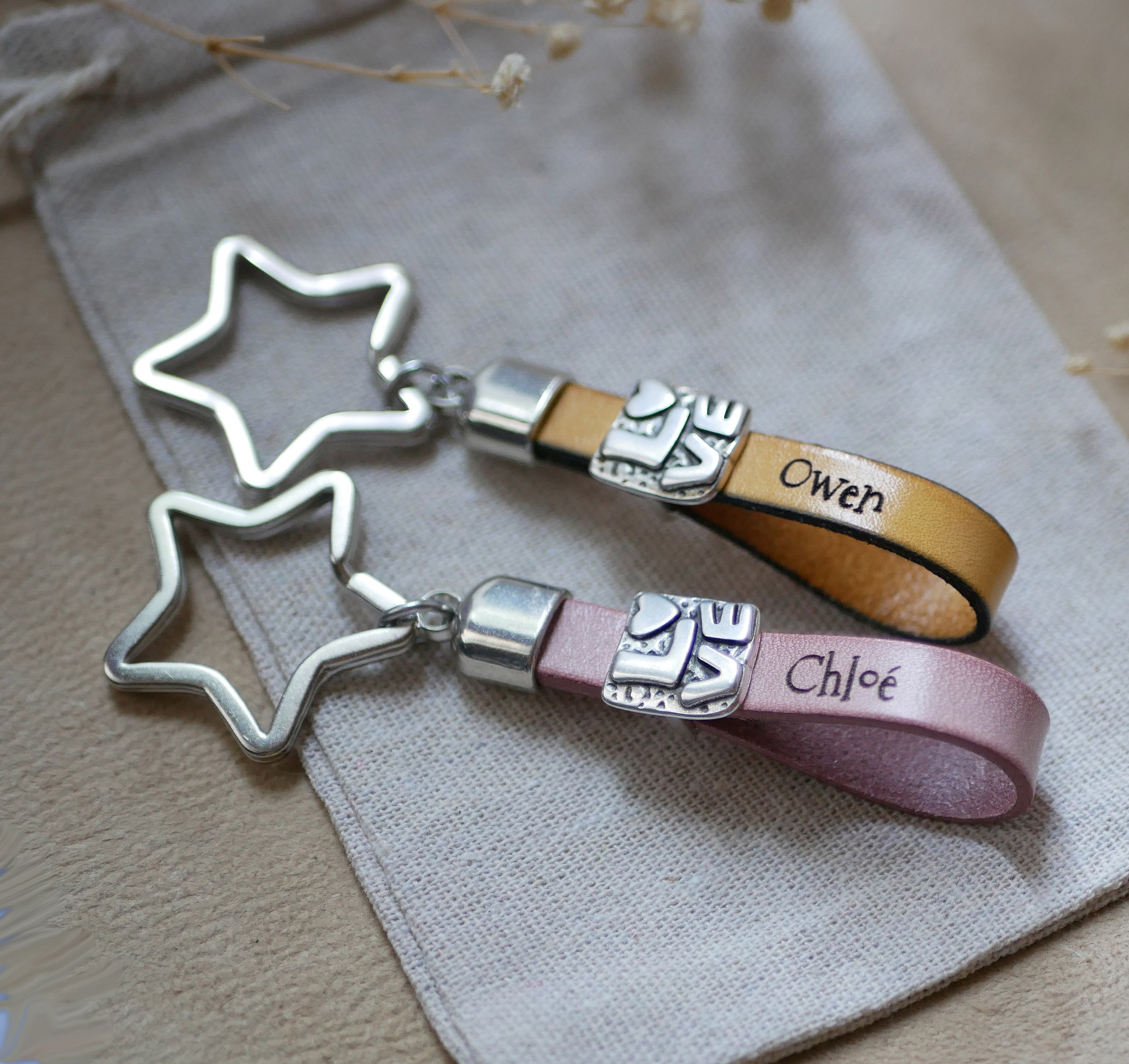 K&auml;rleksnyckelring i l&auml;der, kan anpassas med gravering p&aring; Alla hj&auml;rtans dag