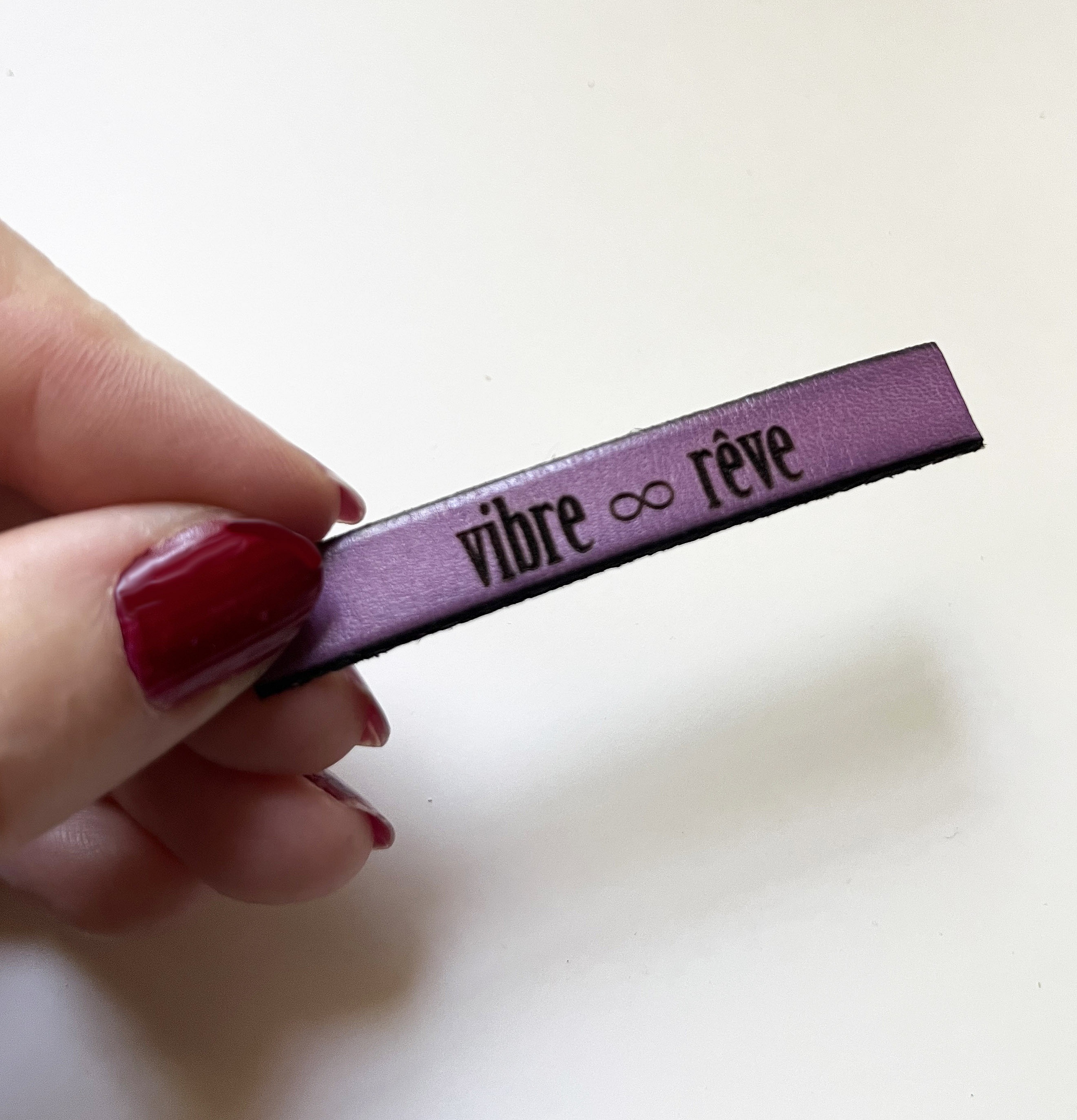 Magnet &agrave; messages en cuir grav&eacute; personnalis&eacute; 