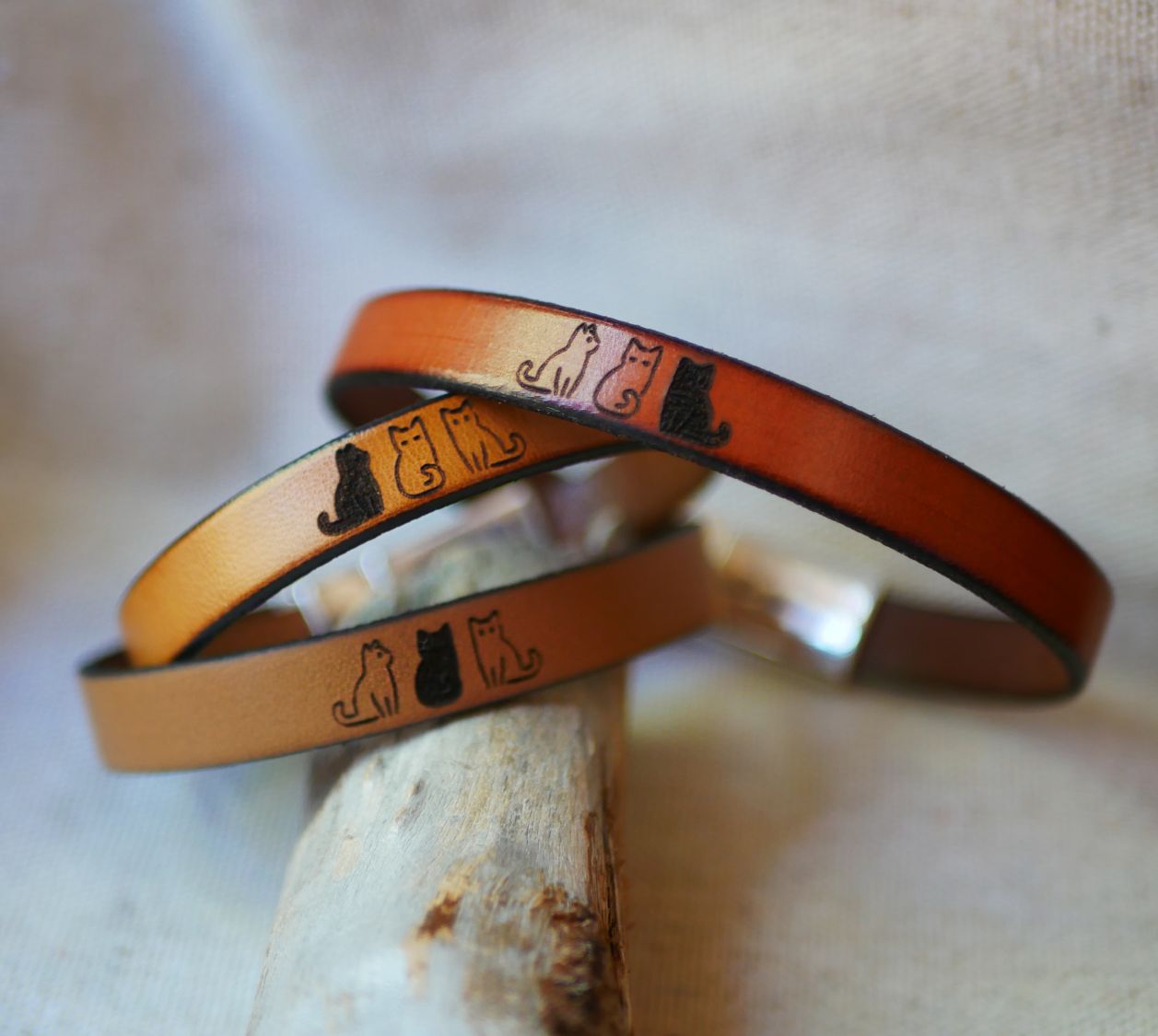 Trio läderarmband som personaliseras genom gravering med valfri design.