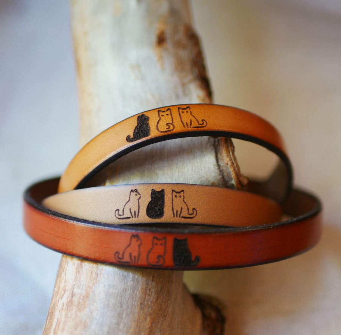 Trio läderarmband som personaliseras genom gravering med valfri design.