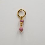 Soloörhänge med rosa rhodonitpärlor och stor guldring