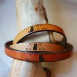 Trio läderarmband som personaliseras genom gravering med valfri design.
