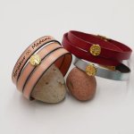 Skräddarsytt läderarmband dekorerat med ett gyllene livsträd 