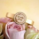 Läderarmband med graverad träcabochon i brons