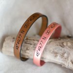 Graverad present till ett par: 2 läderarmband med samma gravyr 