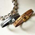 Specialgraverat läderarmband för kvinnor