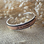 L&auml;derarmband med personlig gravyr