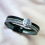 Armband med flera l&auml;nkar i l&auml;der med m&aring;nstj&auml;rna, cabochoner i silver, gr&ouml;nt och svart