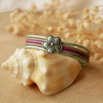 Damarmband med pastellfärgade läder och blommönster i silver