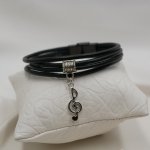 Manschettarmband i svart läder med valfritt berlockhänge i silver