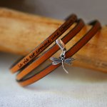 Armband med ett läderhänge med 3 vridningar som kan anpassas genom gravering.