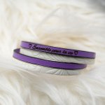 Dubbelt läderarmband vitt med relief och valfri färg som kan personaliseras genom gravering.
