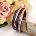 Skräddarsytt dubbelt läderarmband med rosa gravyr 