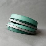 Skräddarsytt dubbelt armband i grönt och silverfärgat läder  