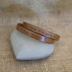 Pappas läderarmband med dubbelsväng som kan anpassas genom gravyr