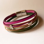 Manschettarmband i fuchsialäder med 2 silverfärgade öglor