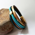 Manschettarmband i blått och guld med flera läderdetaljer för kvinnor