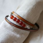 Brunt läder och röda pärlor armband för kvinnor, en trippel tur att anpassa 