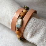 Armband i läder och beige pärlor för kvinnor att anpassa 