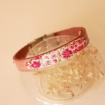 Florâme-armband med rosa blommor i libertyband på åldrat rosa läder