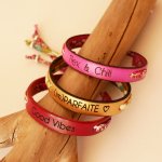 Florâme-armband att göra personligt med ditt val av liberty-snöre och läder att gravera