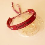 Florâme Good vibes graverat armband med lila libertyband på rött läder